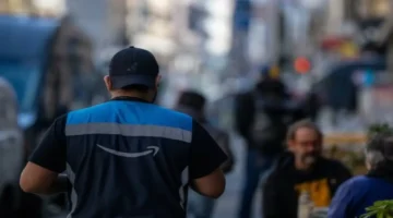 تسريح 16 ألف موظف.. شركة أمازون تعيد هيكلة أعمالها عبر إغلاق متاجر كبرى